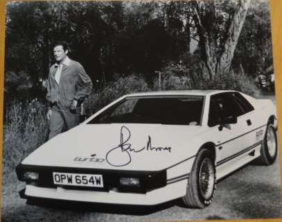 James Bond - Roger Moore (+) is James Bond 007 with Lotus - autopgraph, photo, signed with Certified Genuine b´bc holographic COA | Catawiki