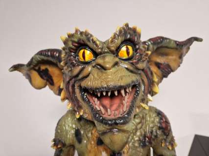 Gremlins - This is a NECA Stunt Puppet Prop Replica, item #30780 - with stand, in original box - Neca | Catawiki