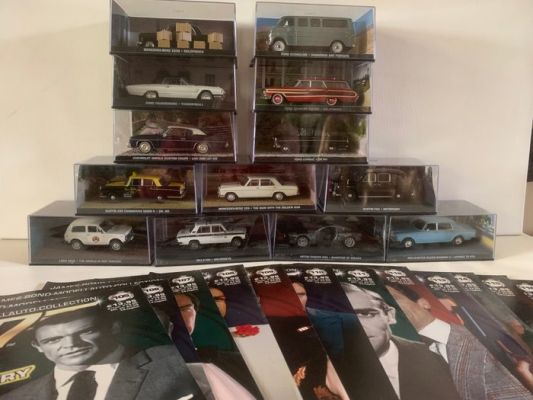 James Bond - thirteen cars James Bond films and Booklets | Catawiki