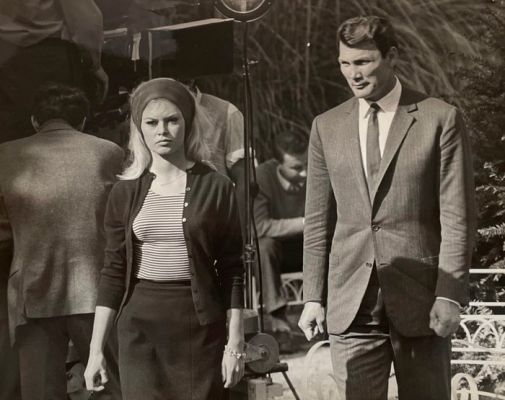 Agence Lynx - Jack Palance et Brigitte Bardot en signe de mépris envers Jean-Luc Godard en 1963 | Catawiki
