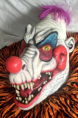 Killer Klowns from Outer Space - TWE GROUP INC. | Catawiki