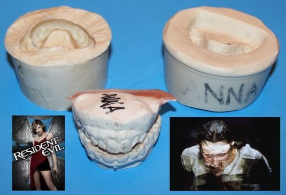 Resident Evil used prop teeth mold set COA sexy Anna Bolt zombie 2002 movie film