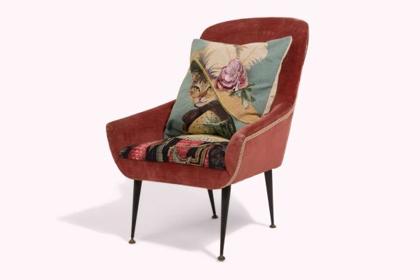 And Just Like That… | Lot #460 - Carrie Bradshaw’s Two Mid-Century Modern Chairs, One with Cat Upholstered Pillows | Julien’s
