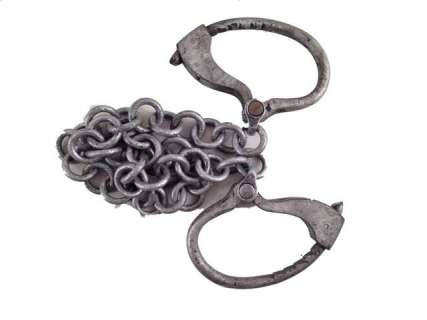 The Hateful Eight John Ruth (Kurt Russell) & Daisy Domergue (Jennifer Jason Leigh) Handcuffs Movie P | Premiere Props
