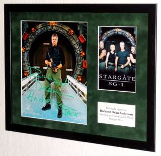 Stargate SG-1 - TV - Richard Dean Anderson (Jack O’Neill) Premium Framed, signed, COA & Photo signing session | Catawiki