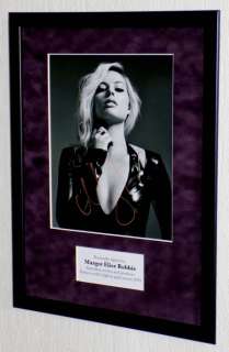 Margot Robbie - Premium Framed, signed + Certificate of Authenticity | Catawiki