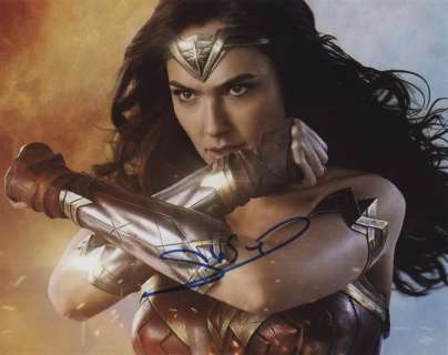 Wonder Woman - Signed by Gal Gadot, with Letter of Authenticity - Photo, Autograph | Catawiki