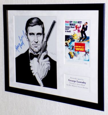 James Bond 007: On Her Majesty’s Secret Service - George Lazenby (James Bond) Premium Framed, signed + COA & Sticker b’bc | Catawiki