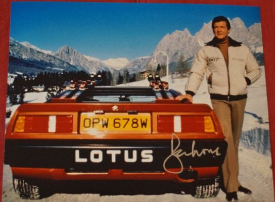 James Bond - Roger Moore (+) is James Bond 007 with Lotus - autopgraph, photo, signed with Certified Genuine b´bc holographic COA | Catawiki