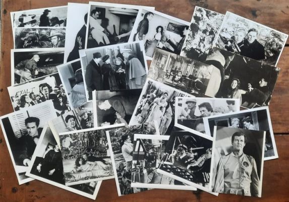 78 photos noir et blanc - 900g - Moonraker - Roger Moore | Catawiki
