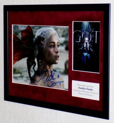 Game of Thrones - Emilia Clarke (Daenerys Targaryen) Premium Framed, signed + Certificate of Authenticity | Catawiki