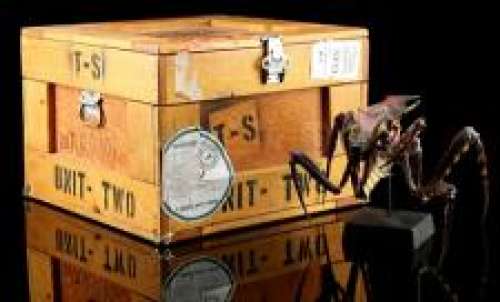 Starship Troopers | Warrior Bug Maquette and Tippett Studio Crate | Propstore