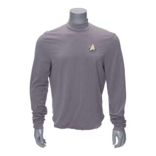 STAR TREK: VOYAGER (1995-2001) - Lot #354 : Q‘s (John de Lancie) Starfleet Uniform Combadge and Undershirt