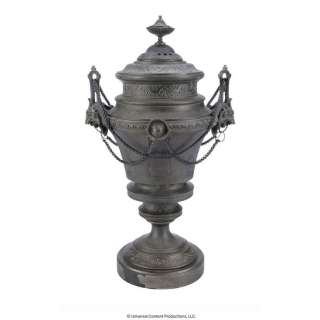 UMBRELLA ACADEMY, THE (2019-2024) - Lot #11: Sir Reginald Hargreeves‘s (Colm Feore) Urn