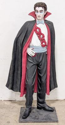 Lot 3255 - 68" Grandin Road Exclusive Count Dracula Statue | misc / divers
