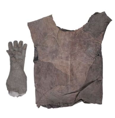 MAD MAX BEYOND THUNDERDOME (1985) - Lot #264 : Mad Max‘s (Mel Gibson) Tunic and Aunty Entity‘s (Tina Turner) Glove
