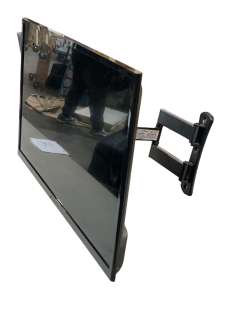 Samsung 32in TV w/ wall mount - tested working from "The Good Doctor" show | Direct Liquidation