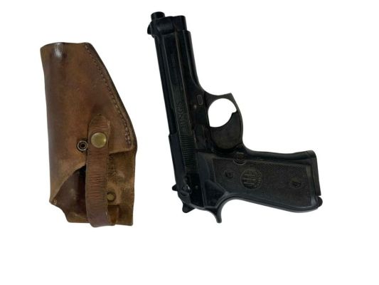 Lot 363 - The Walking Dead (2010-2022) - Beretta 92FS & Holster (Rick - Daryl - Carl Etc.) | Hanlin Auction Service