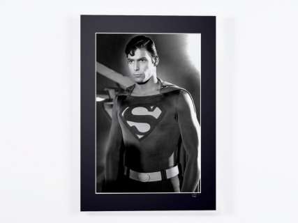 Superman - Christopher Reeve | Superman - Christopher Reeve - Fine Art Photography - Luxury Wooden Framed 70X50 cm - Limited Edition Nr 02 of 30 - Serial ID 16890 - Original Certificate (COA), Hologram Logo Editor and QR Code | Catawiki