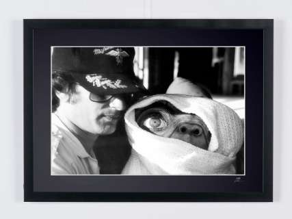 E.T. the Extra-Terrestrial (1982) - Steven Spielberg & E.T | E.T. the Extra-Terrestrial (1982) - Steven Spielberg & E.T - Fine Art Photography - Luxury Wooden Framed 70X50 cm - Limited Edition Nr 01 of 20 - Serial ID 20568 - Original Certificate (COA), Hologram Logo Editor and QR Code | Catawiki