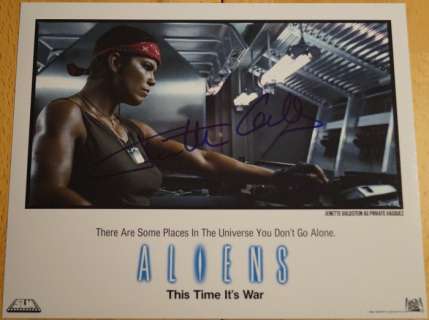 Aliens | Aliens - Fantastic Photograph of Jeanette Goldstein as Private Vasquez - Autograph, Photo, Signed in person at Weekend of Hell + with 4 beautiful photos from the movie | Catawiki