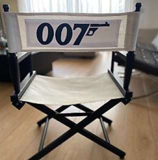 James Bond 007: Live And Let Die | James Bond 007: Live And Let Die - Very rare and unique replica Director’s chair as seen on the famous Roger Moore photo. | Catawiki