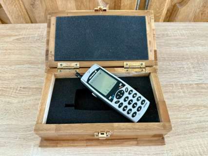 James Bond 007: Tomorrow Never Dies, Identical replica of the Sony Ericsson JB988 used by 007 in the film | Catawiki