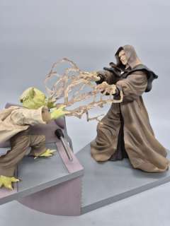 Lucasfilm Ltd. & TM. - Figure - Star Wars Yoda vs. Emperor Palpatine Statue - Plastic | Catawiki