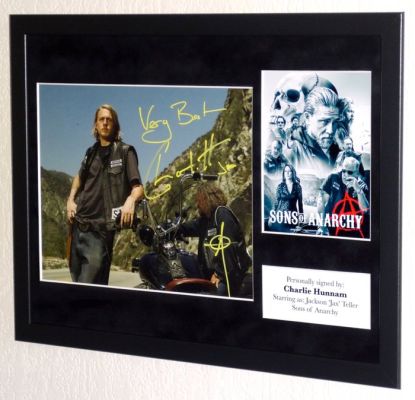 Sons of Anarchy - Charlie Hunnam (Jackson ’Jax’ Teller) Framed, signed + Certificate of Authenticity | Catawiki