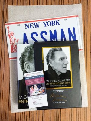 Michael Richards - Seinfeld - Michael Richards (Kramer) - Entrances and Exits (Signed by the Author) & Seinfeld Prop - 2024 | Catawiki