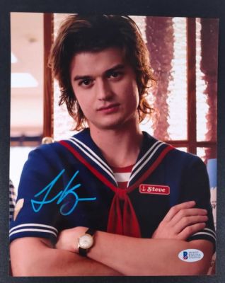 Stranger Things - Joe Keery "Steve" - Signed 8x10 Photo - Beckett COA - No Reserve | Catawiki