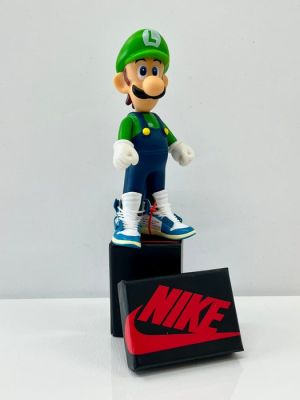 Alvin Silvrants - Sculpture, Super Mario Bros Luigi Nike Jordan off white - 21 cm - Plastic - 2025 | Catawiki