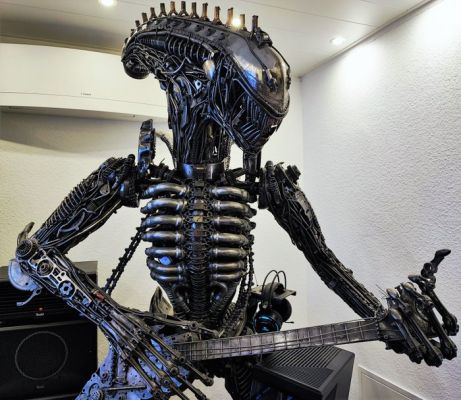 Alien, Huge Premium Scrap-metal sculpture of the Alien (Xenomorph) - 220 cm high, holding a guitar - Pick Up Only, Germany - Can be disassembled into 6 parts for transport. | Catawiki