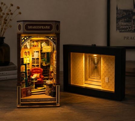 Set di 2 Diorami / Book Nook illuminati – Shakespeare Bookshop & Backrooms Film - Diorama Shakespeare Book Store e Backrooms - 2010-2020 | Catawiki