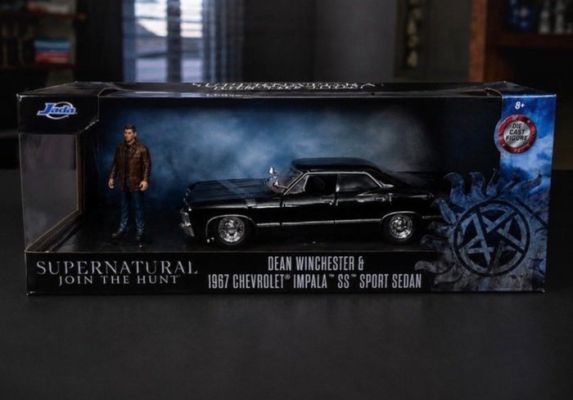 Supernatural Chevy Impala Sport Sedan Car + Winchester Dean Figure 1:24 - Dean Winchester - Jada | Catawiki