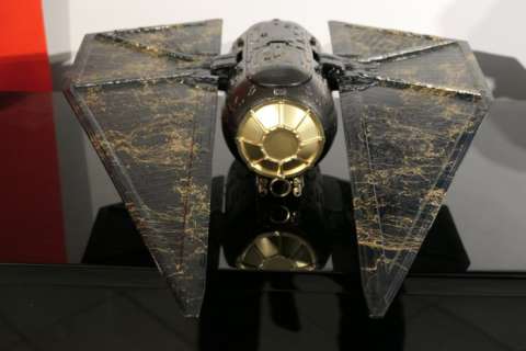 Rich’ART - Maquette du Tie Striker - Starwars - Peinte à l’acrylique en noir et or | Catawiki