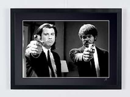Pulp Fiction (1994) - John Travolta As "Vincent Vega » And Samuel L. Jackson As « Jules Winnfield » | Pulp Fiction (1994) - John Travolta as "Vincent Vega » and Samuel L. Jackson as « Jules Winnfield » - Photography, Luxury Wooden Framed 70X50 cm - Limited Edition Nr 13 of 50 - Serial ID 20029 | Catawiki