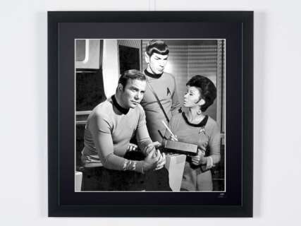 Star Trek - Classic TV 1966 - William Shatner, Leonard Nimoy, Nichelle Nichols | Star Trek - Classic TV 1966 - WILLIAM SHATNER, LEONARD NIMOY, NICHELLE NICHOLS - Fine Art Photography - Luxury Wooden Framed 70X50 cm - Limited Edition Nr 01 of 30 - Serial ID 30392 - Original Certificate (COA), Hologram Logo Editor and QR Code | Catawiki