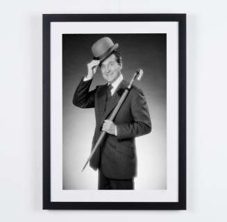 The Avengers - Classic TV - Patrick Macnee | The Avengers - Classic TV - Patrick Macnee - Fine Art Photography - Luxury Wooden Framed 70X50 cm - Limited Edition Nr 01 of 30 - Serial ID - Original Certificate (COA), Hologram Logo Editor and QR Code | Catawiki