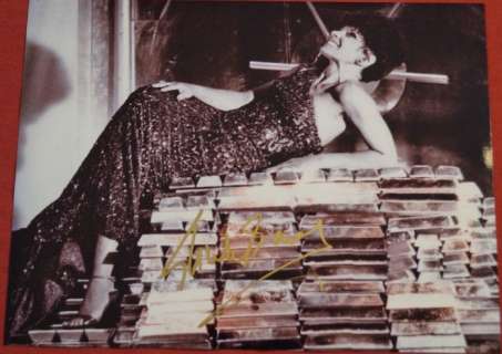 James Bond 007: Goldfinger - Shirley Bassey Title Song Performer, signed with Certified Genuine bc holographie COA | Catawiki