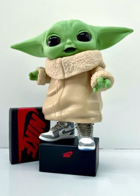 Alvin Silvrants - Sculpture, Nike AIR Jordan I DIOR Grogu (baby Yoda) statue - 19 cm - Plastic - 2025 | Catawiki