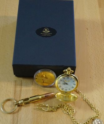 James Bond - 24k Gold Plated 007 Pocket Watch + Collectors Coin + Bullet Keyring + Bottle Opener | Catawiki