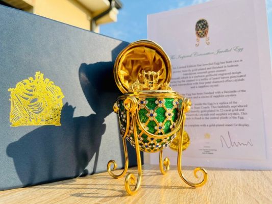 James Bond - James Bond 007: Octopussy - "A Lady’s Property" - Imperial Coronation Egg, Gold Plated with | Catawiki
