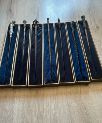 Harry Potter - - Movie prop Set of seven collectible replica wizard wands in individual presentation boxes | Catawiki