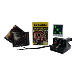 Beau is Afraid Teen Beau Armen Nahapetian Screen Used Vfx Polaroid Photo, Cd Set, Polaroid Camera & ‘Big Mistake’ Book Sc 55-57 & 112 | VIP Fan Auctions