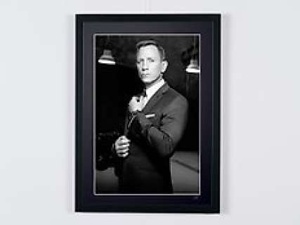 Daniel Craig As « James Bond 007 » | Daniel Craig as « James Bond 007 » - Photography, Luxury Wooden Framed 70X50 cm - Limited Edition Nr 03 of 30 - Serial ID 20464 - - Original Certificate (COA), Hologram Logo Editor and QR Code | Catawiki
