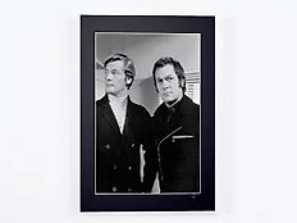 The Persuaders! (1971–1972) - Roger Moore As « Lord Brett Sinclair » & Tony Curtis As « Danny Wilde" | The Persuaders! (1971–1972) - Roger Moore as « Lord Brett Sinclair » & Tony Curtis as « Danny Wilde" - Fine Art Photography - Luxury Wooden Framed 70X50 cm - Limited Edition Nr 02 of 30 - Serial ID 16876 - Original Certificate (COA), Hologram… | Catawiki
