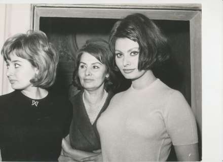 Sophia Loren - Press Photograph with mother and sister | Catawiki