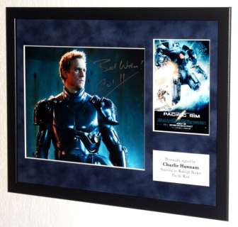 Pacific Rim - Charlie Hunnam (Raleigh Becket) Premium Framed, signed + COA | Catawiki