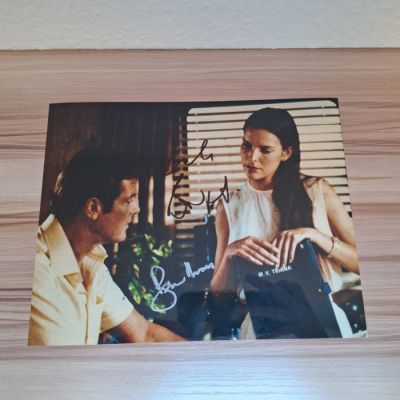 James Bond - Double signed by Roger Moore as 007 (+2017) & Caole Bouquet - signed with Certified | Catawiki
